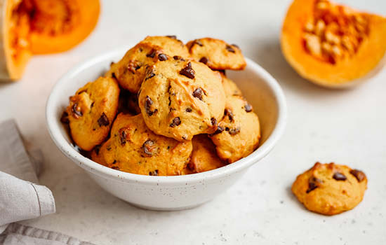 Pumpkin spice chocolate chip cookies